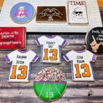 Cookies decorated with references about Taylor Swift.