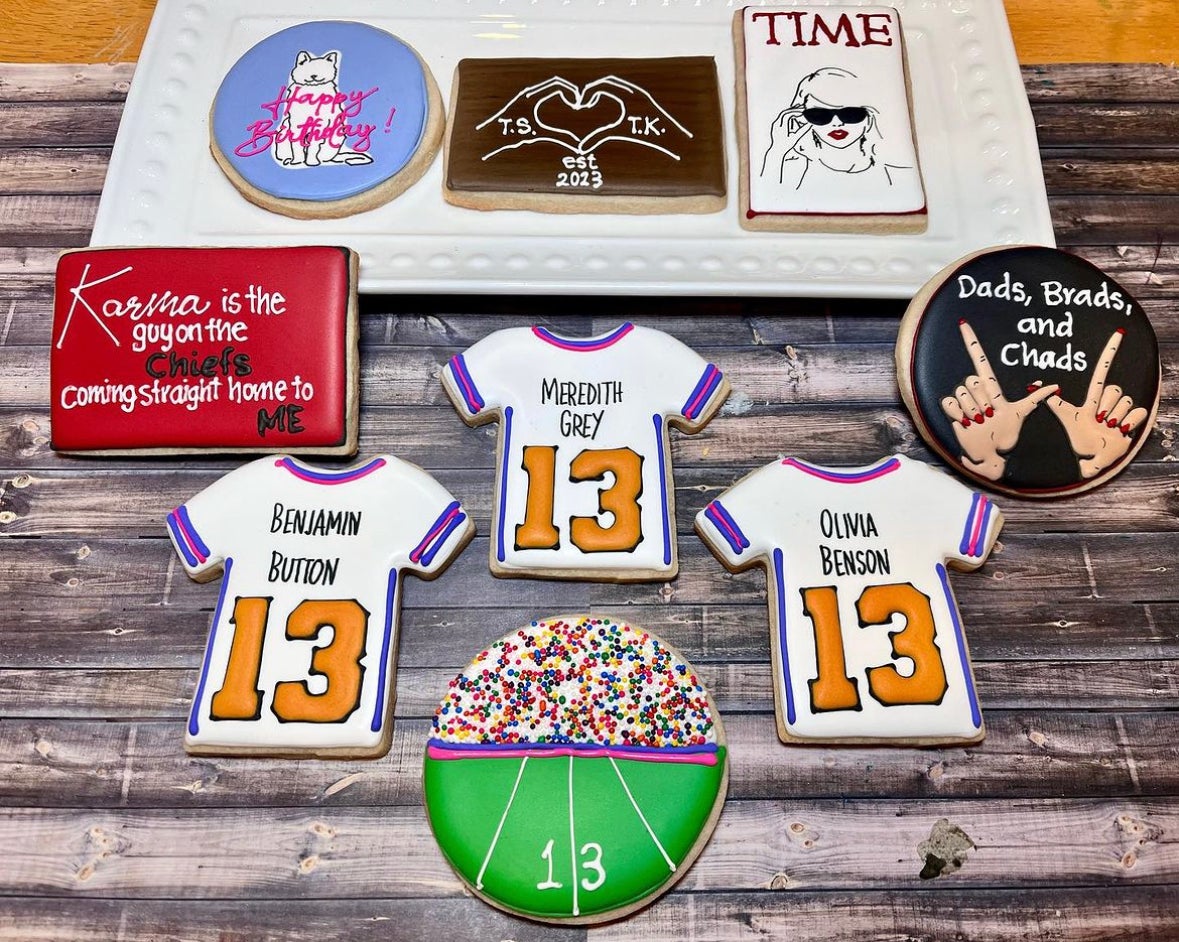 Cookies decorated with references about Taylor Swift.